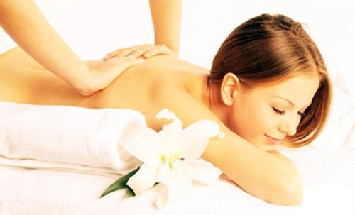 睡前互按涌泉穴，夫妻養生情更深